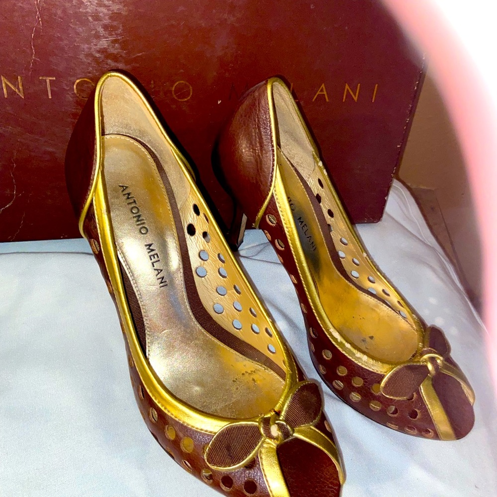 Women shoes, peekaboo pumps